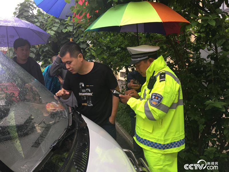 行唐县交警队城中中队民警对停放在交通局楼前和后院的制式执法车辆逐一进行检查