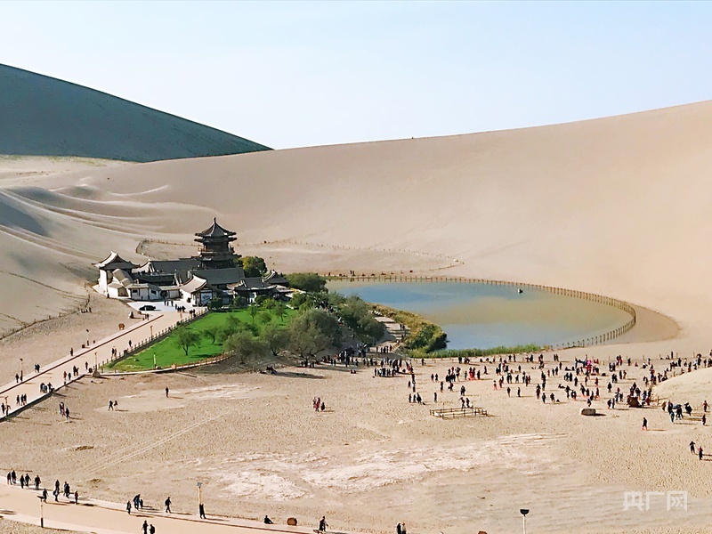 鸣沙山月牙泉景区（央广网记者 邸文炯 摄）