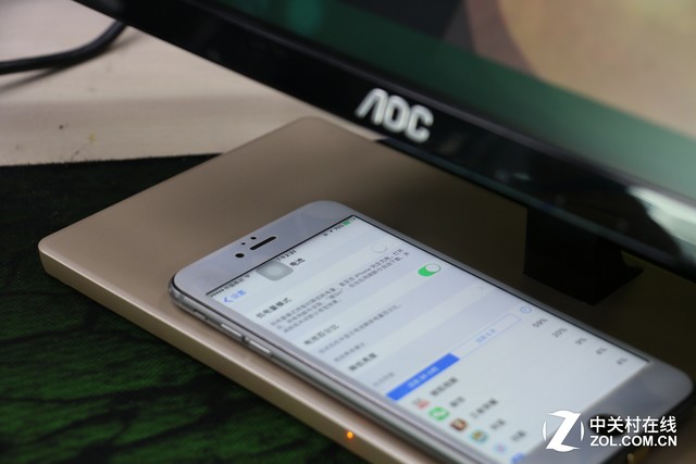 iPhone摆脱束缚 AOC无线充电显示器评测 