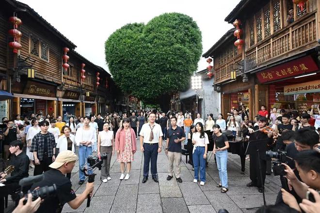 第十三届海峡青年荟·“烽火同声——纪念抗战胜利暨台湾光复80周年两岸青年合唱快闪活动”在福州启动